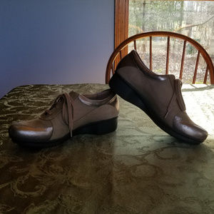 Dansko Loretta taupe walking shoe